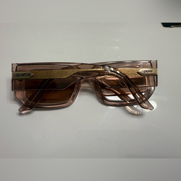 QUAY Tell Me More Sunglasses - Picture 5 of 9